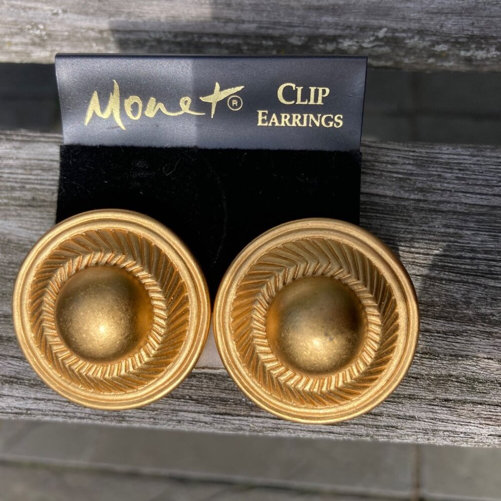 Vintage Monet Gold Tone Round Chunky Clip Earrings Regencycore 80s 90s New